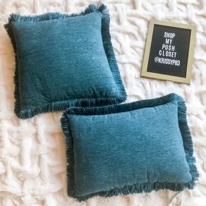 Set of decorative pillows with fringe.